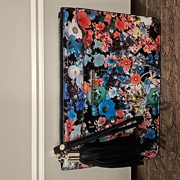 Steve Madden Flowered Clutch NWOT - Picture 2 of 7